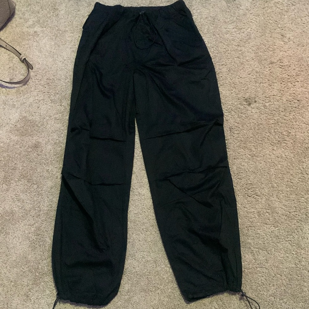 has front pockets & butt pockets! shock cord for waist & ankles.
